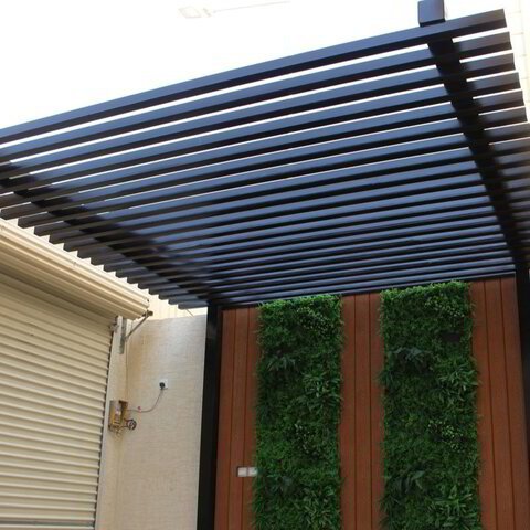 تركيب أفضل أنواع العوازل  تركيب هناجر حديد بأعلى سماكات بحيث يكون الهنجر قوي ومقاوم لتقلبات الجو المختلفة. متخصصون فى بناء هناجر ومستودعات الشركات و المعارض وصيانة الهناجر نوع شينكو.